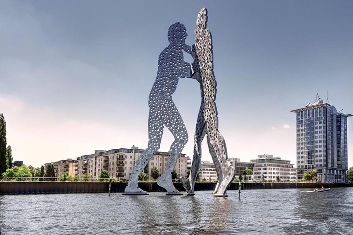 una statua di due persone in piedi nell'acqua