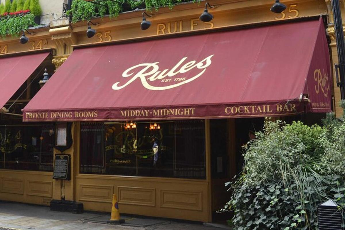 un ristorante con una tenda rossa su un edificio