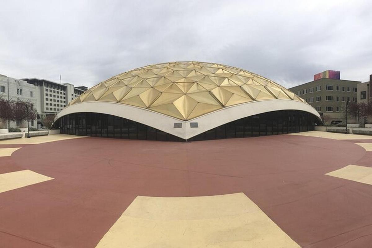 budova s geometrickou strechou na červenom