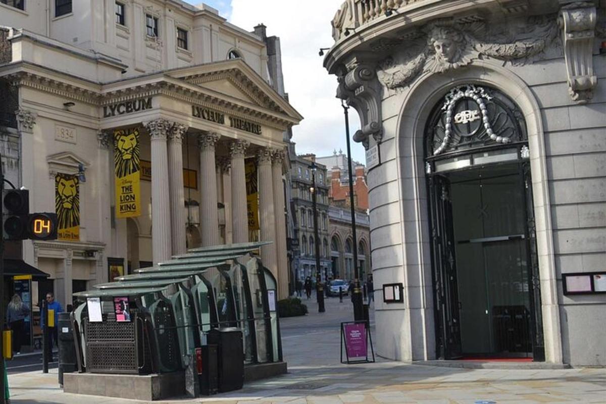 un edificio con un grande portone in una città