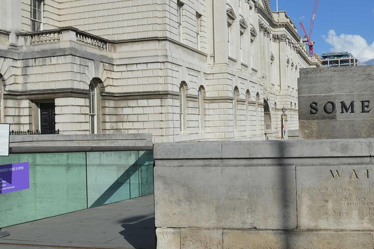 un edificio con un cartello che dice "un po' d'acqua"