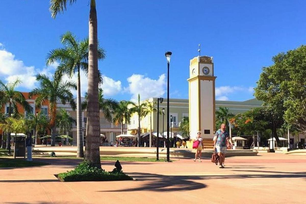 un uomo e un bambino camminano davanti a una torre dell'orologio
