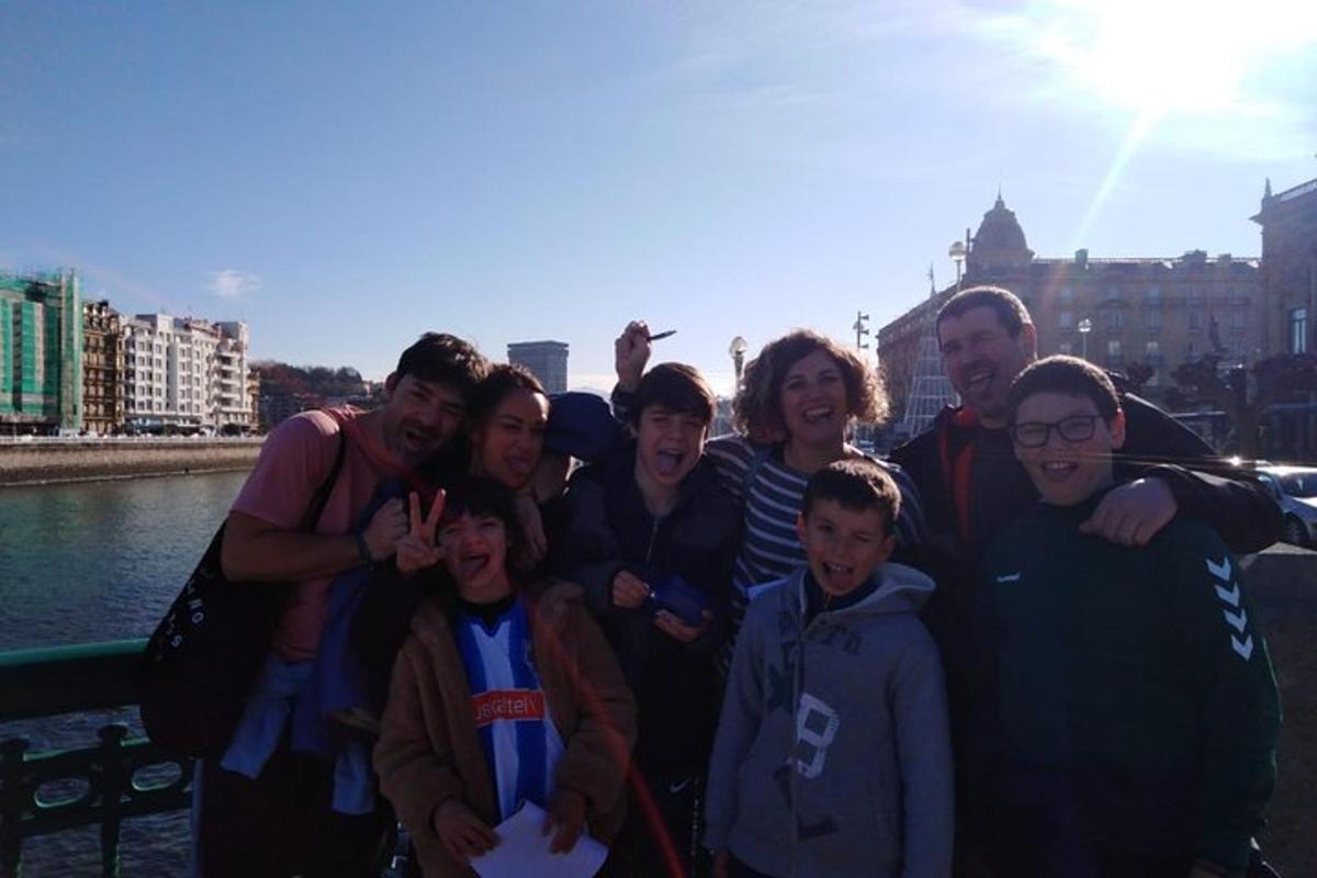 eine Gruppe von Menschen, die für ein Foto am Wasser posieren