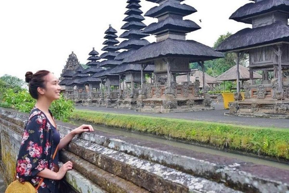 žena opírající se o zeď před budovou