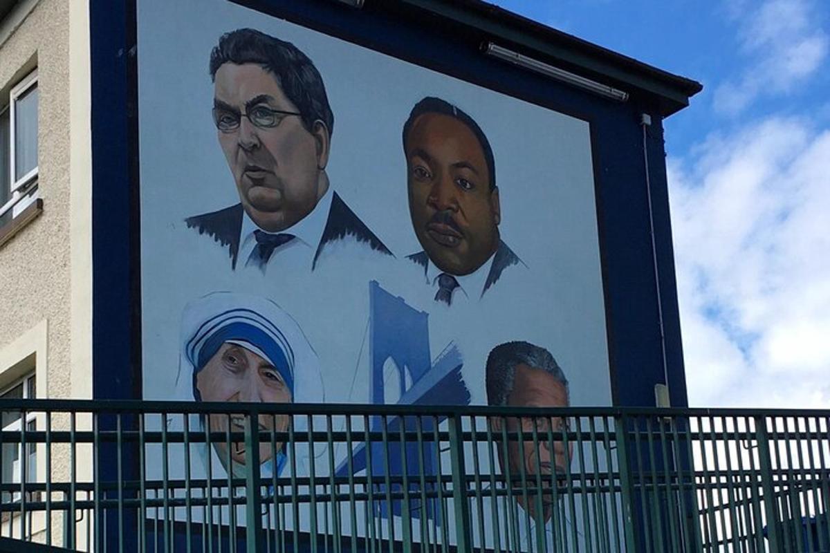 velký billboard se třemi muži na něm
