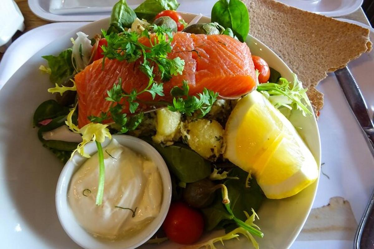 un piatto di cibo con salmone e altre verdure