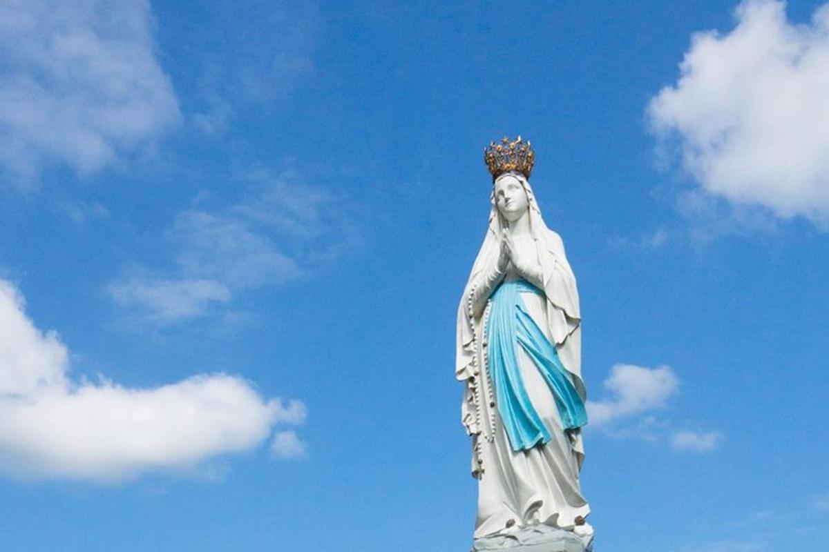 a statue of a woman with a crown on her head