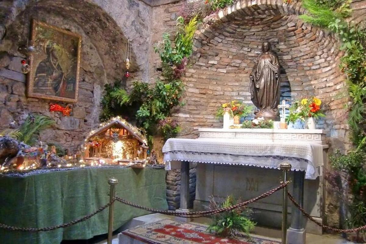 una habitació amb llar de foc i paret de pedra