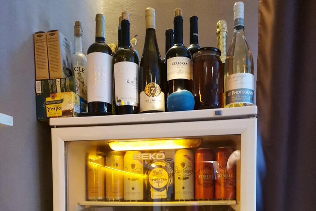 hromada lahví vína ležících na lednici
