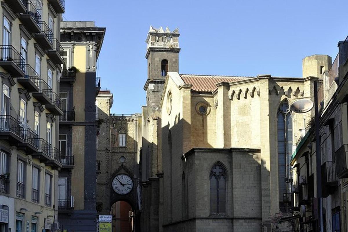 stará budova s hodinovou věží na ulici