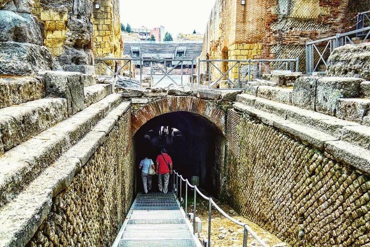 δύο άτομα βγαίνουν από μια σήραγγα