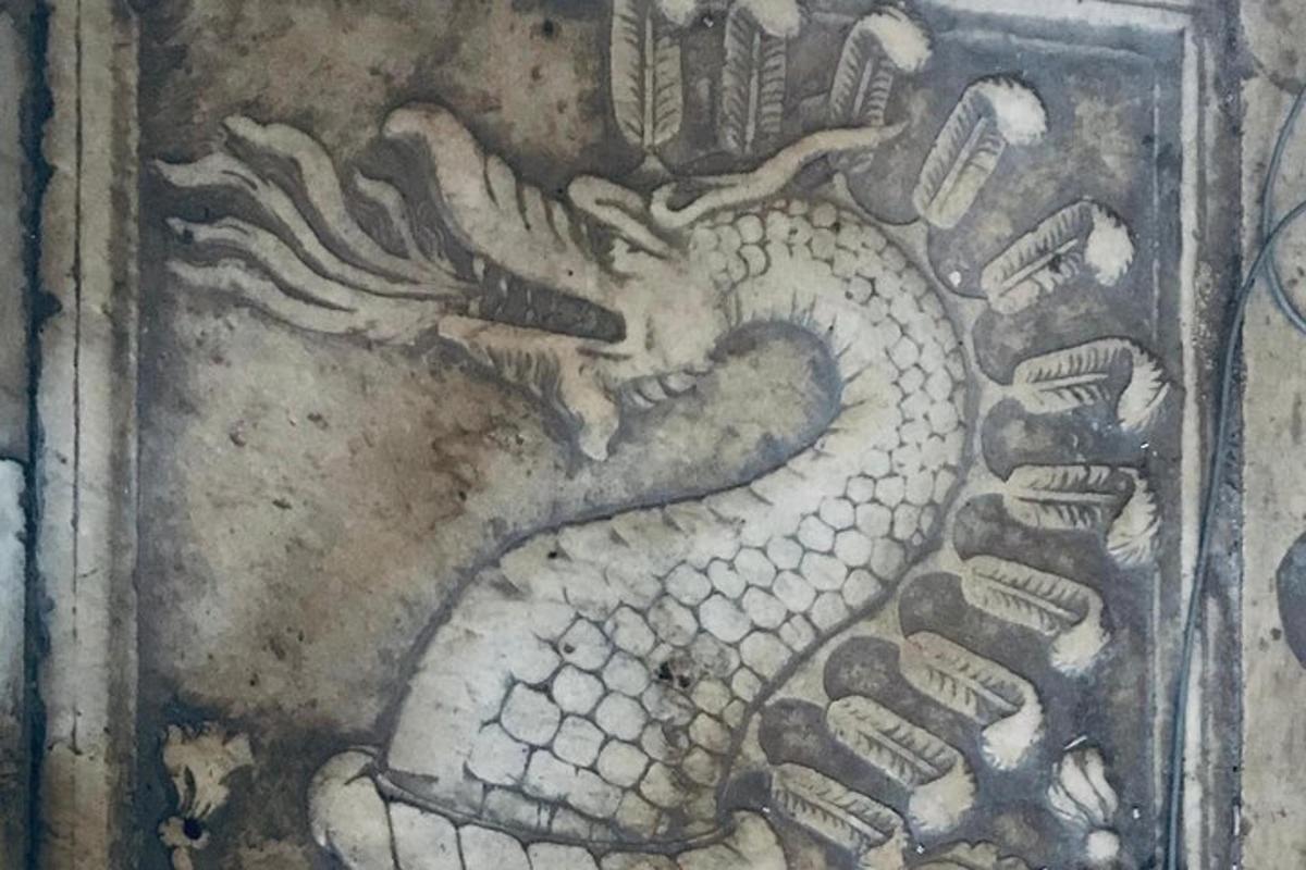 una pintura de una serpiente en una pared