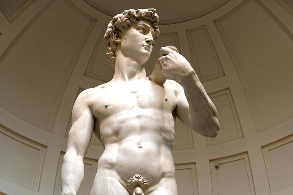 una estàtua d'un home dret en una habitació