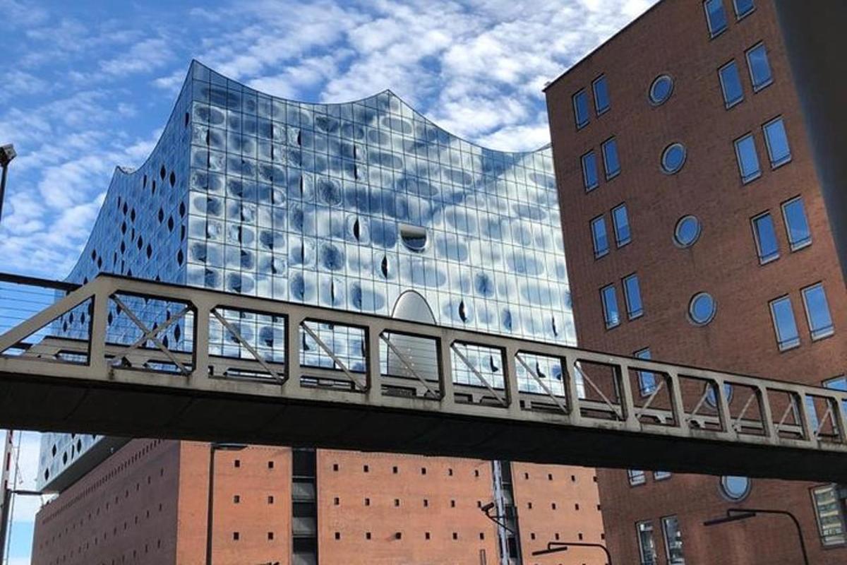 eine Brücke vor einem hohen Glasgebäude