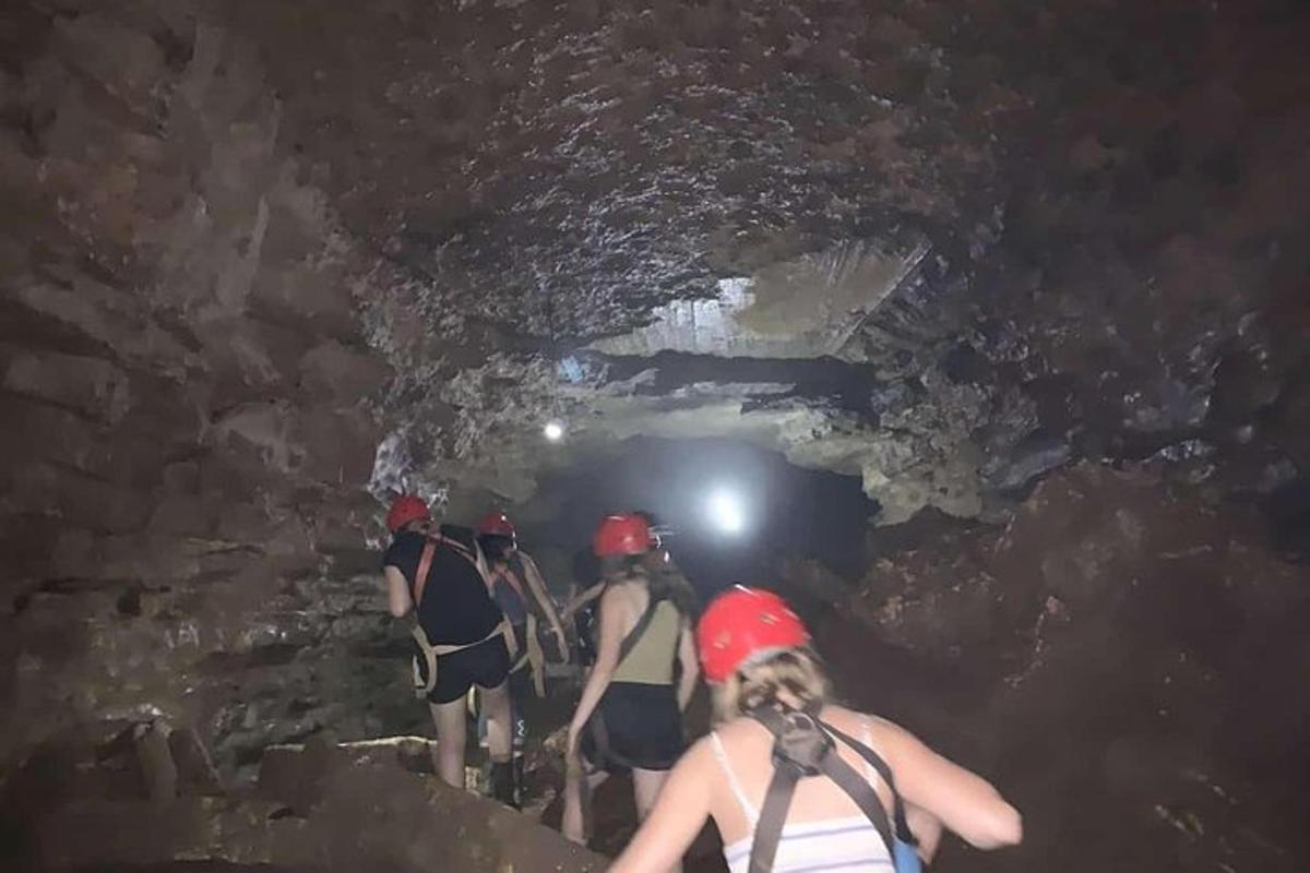 un gruppo di persone che camminano in una grotta