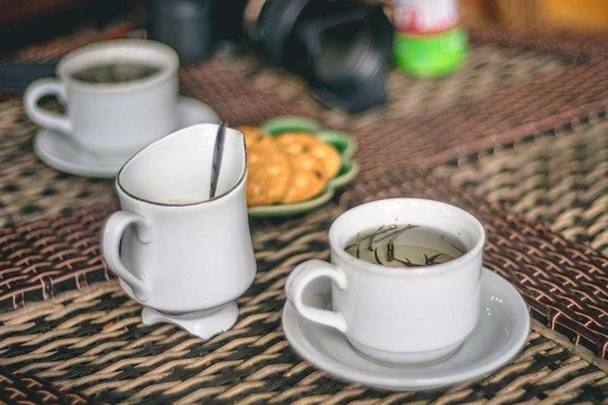 tre kopper kaffe på et bord med kaker