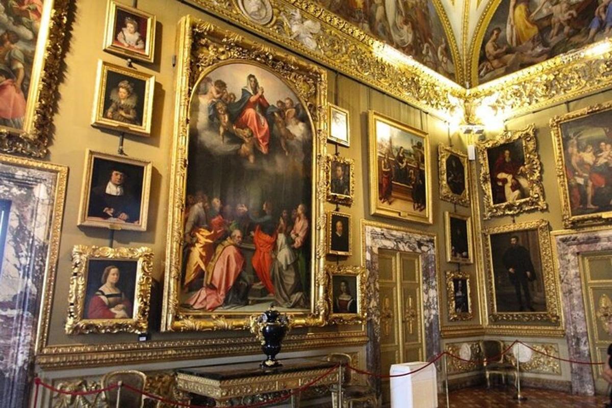 una stanza piena di dipinti sul muro di un edificio