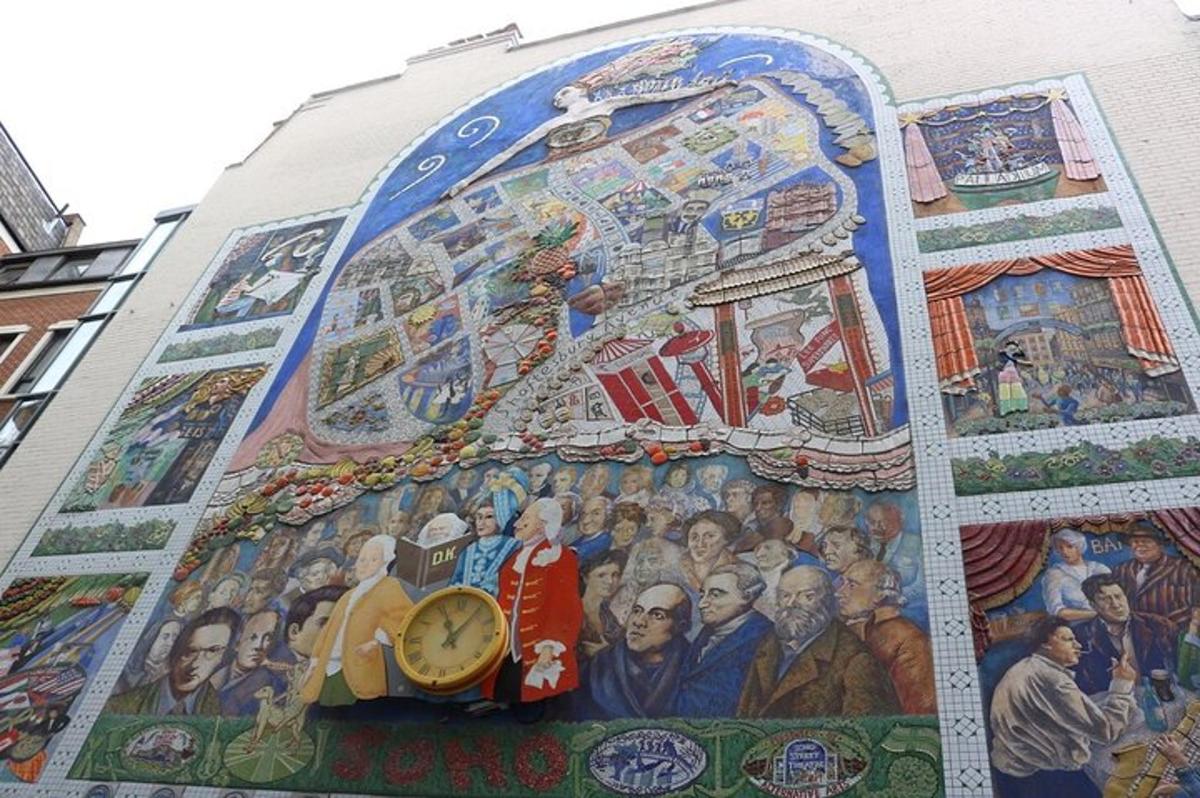 um mural na lateral de um prédio com um relógio