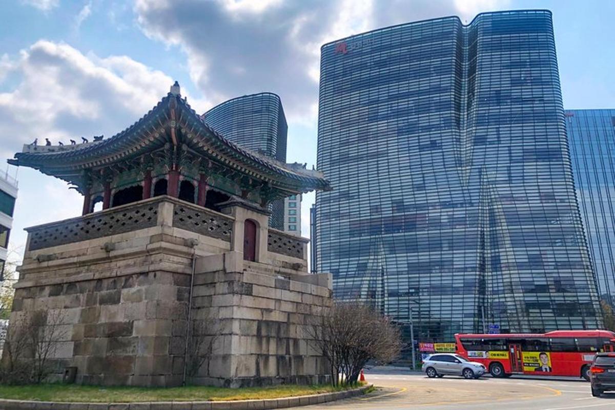 un edificio con una torre nel mezzo di una città