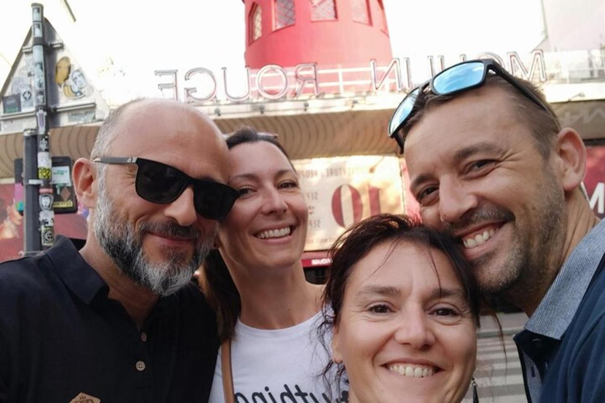 skupina lidí pózujících pro fotografii