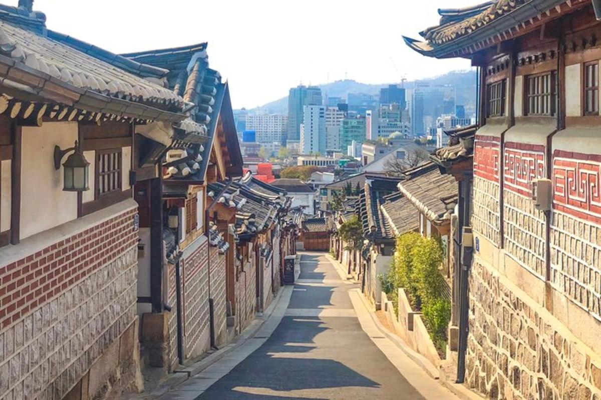 una strada vuota in una città asiatica con edifici