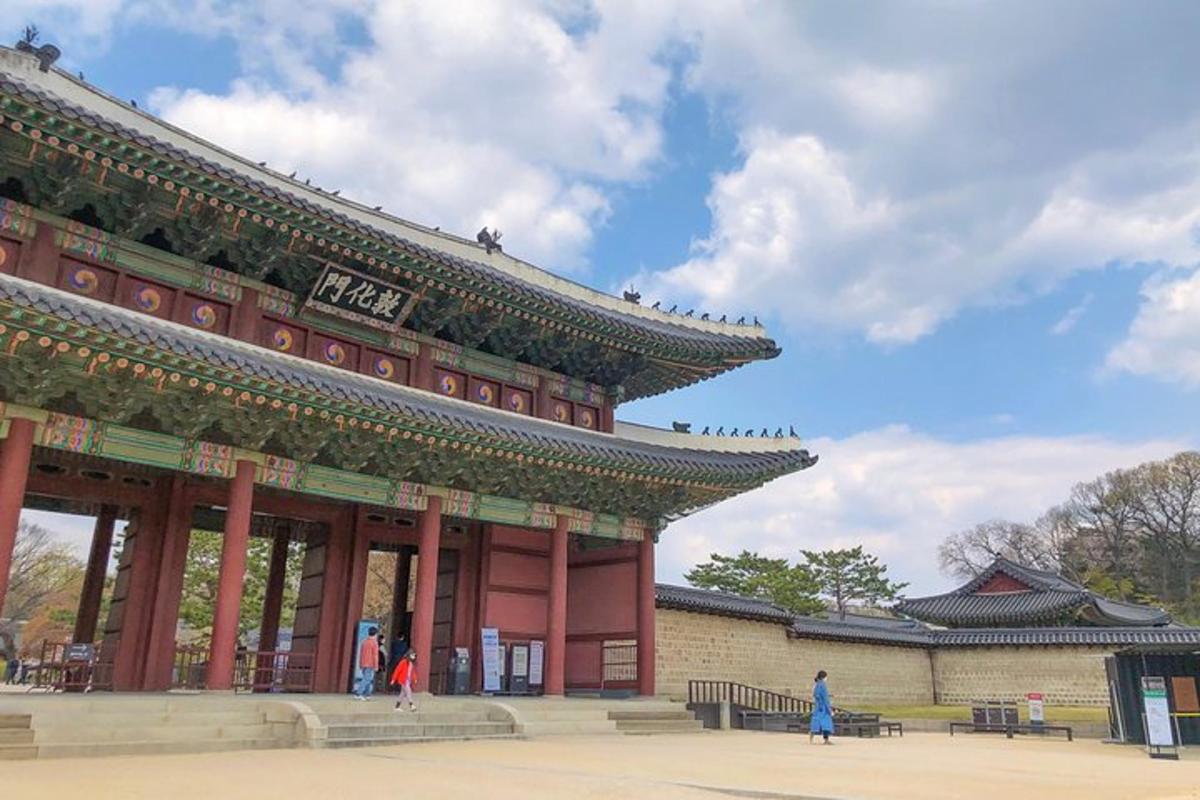 사람이 앞에 서 있는 큰 건물