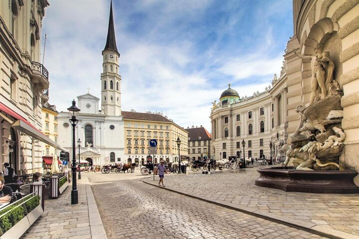 tänav linnas, kus on kuju ja kirik
