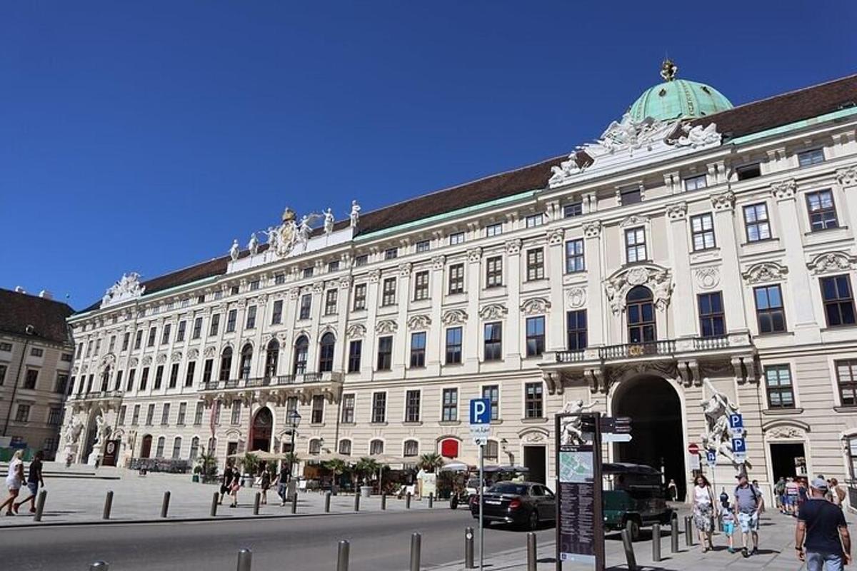 un gran edifici blanc amb gent caminant davant