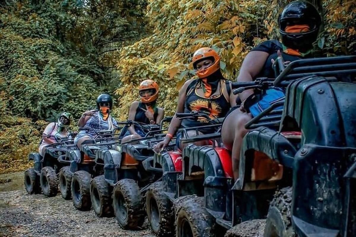 sekumpulan orang menunggang atv menyusuri jalan tanah