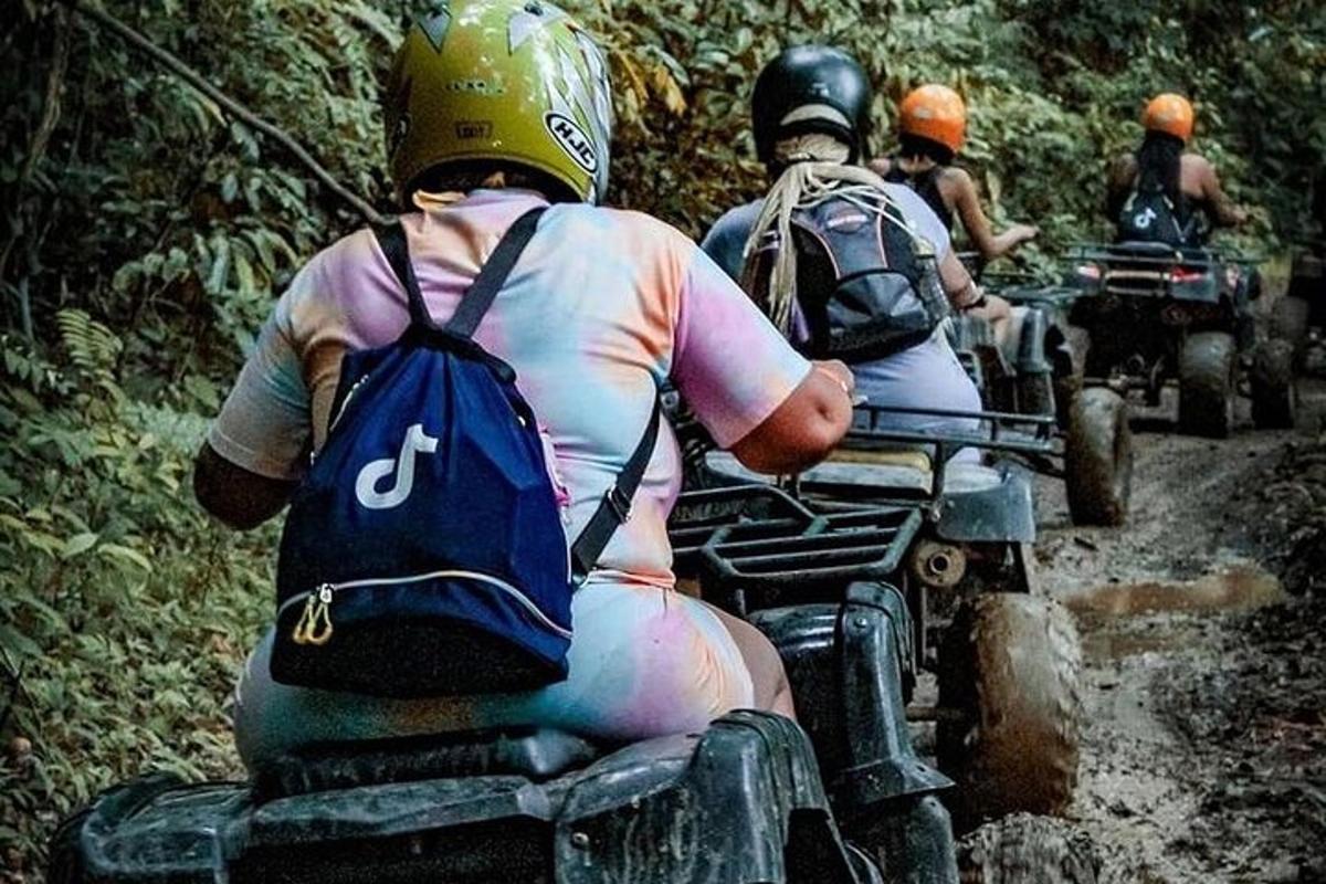 egy csoport ember ATV-n halad egy földúton