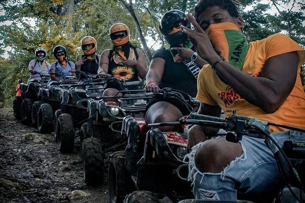 egy csoport ember ATV-zik egy ösvényen
