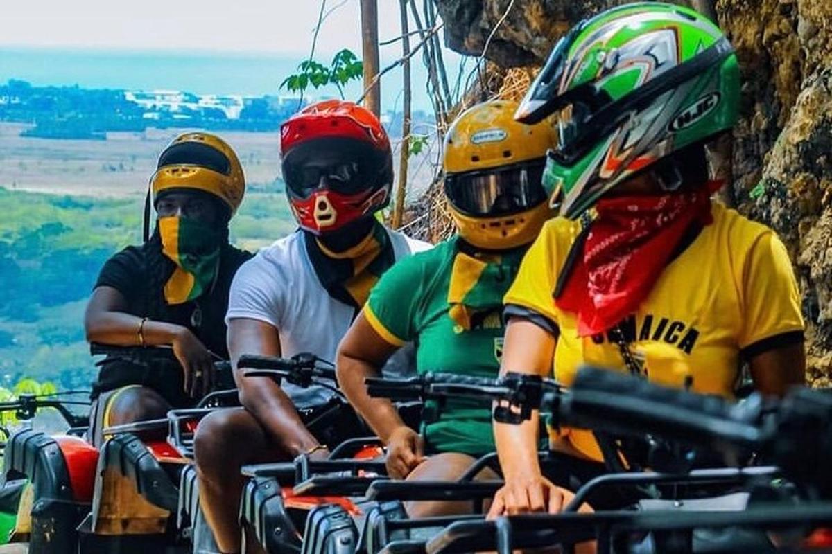 sekumpulan orang menunggang basikal di atas gunung