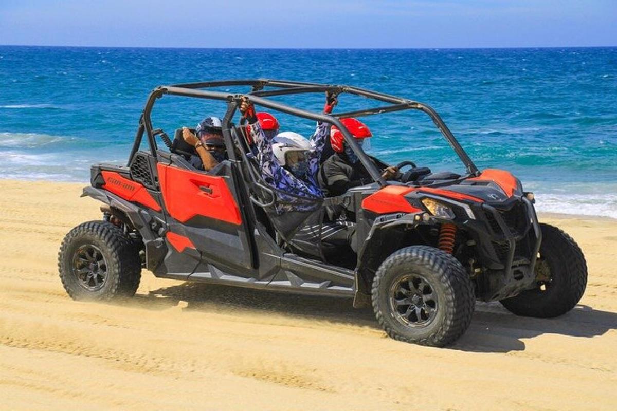 sebuah atv memandu di pantai berhampiran lautan