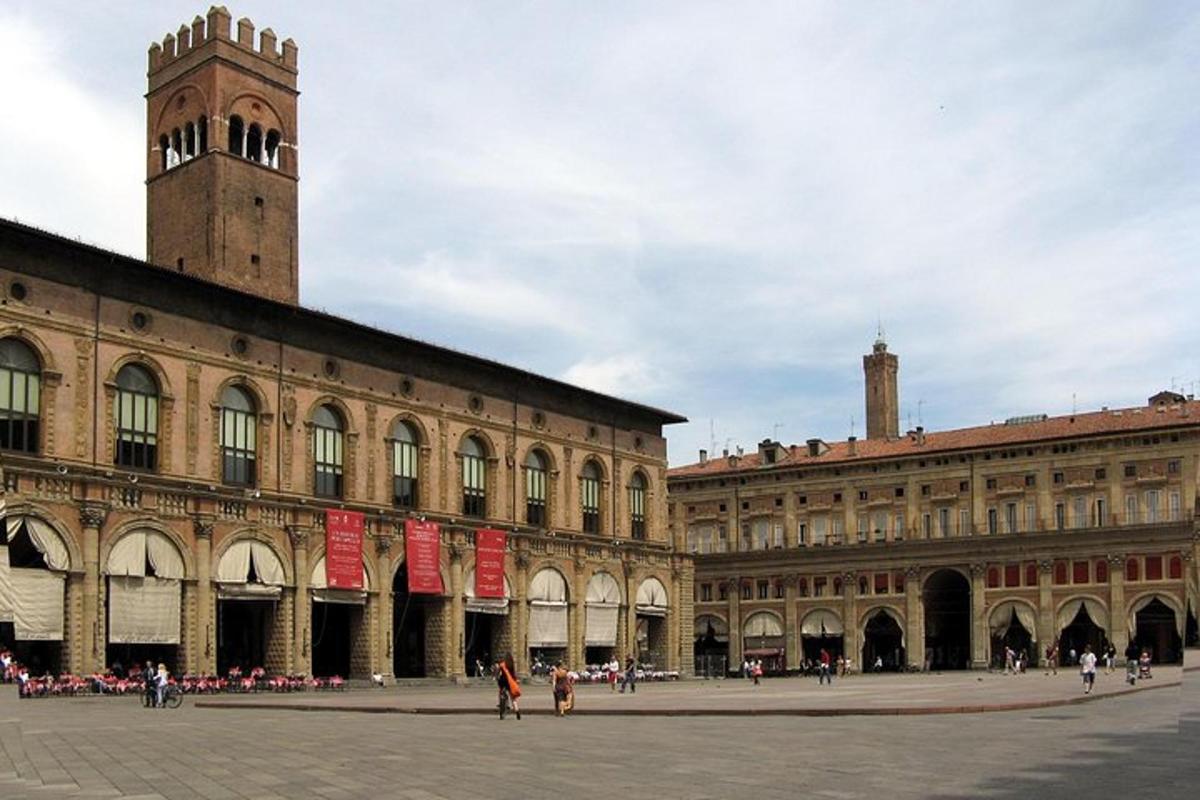 Un gran edificio con una torre de reloj y un gran edificio