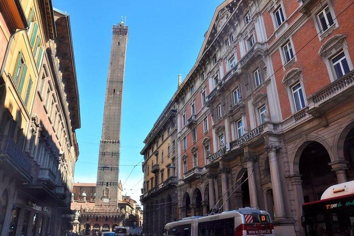 Una calle de la ciudad con edificios y un obelisco alto