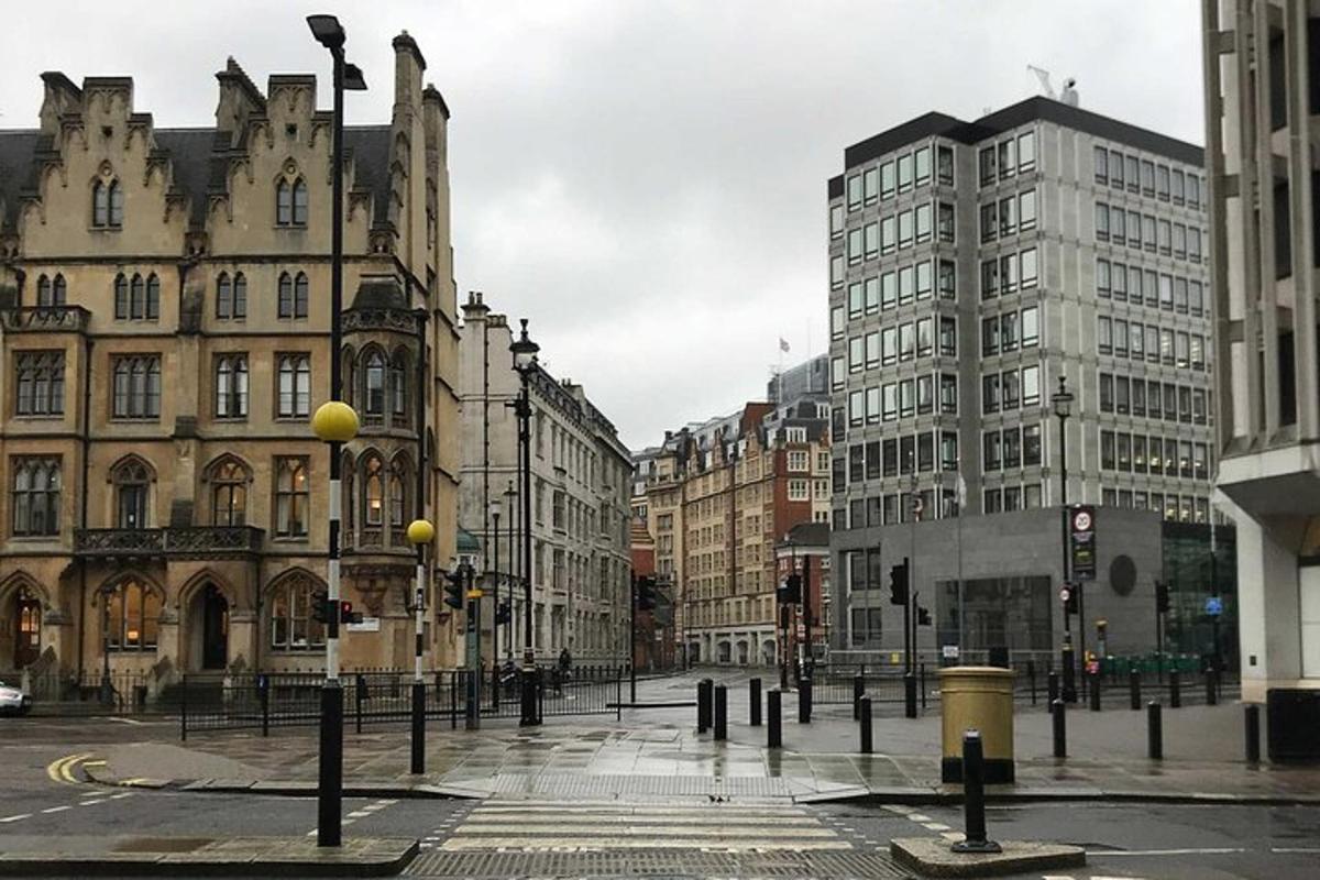 eine Stadtstraße mit hohen Gebäuden an einem regnerischen Tag