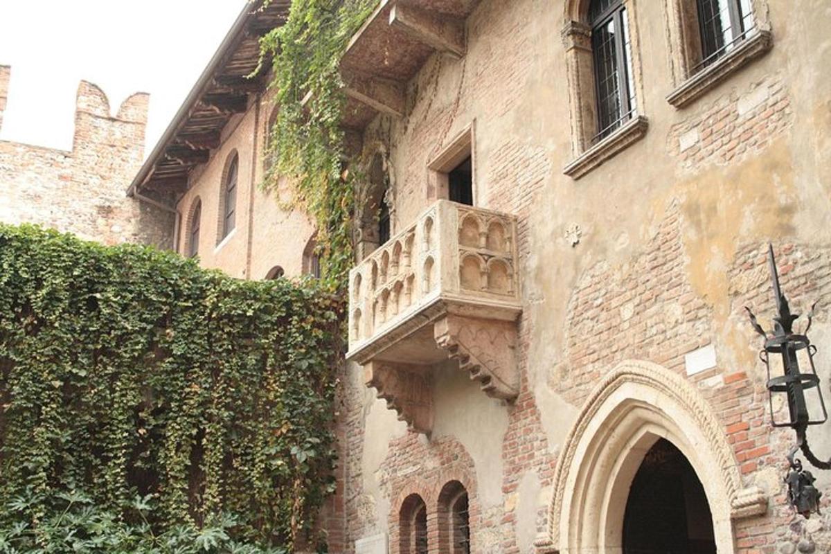 un edificio con un balcone sul lato