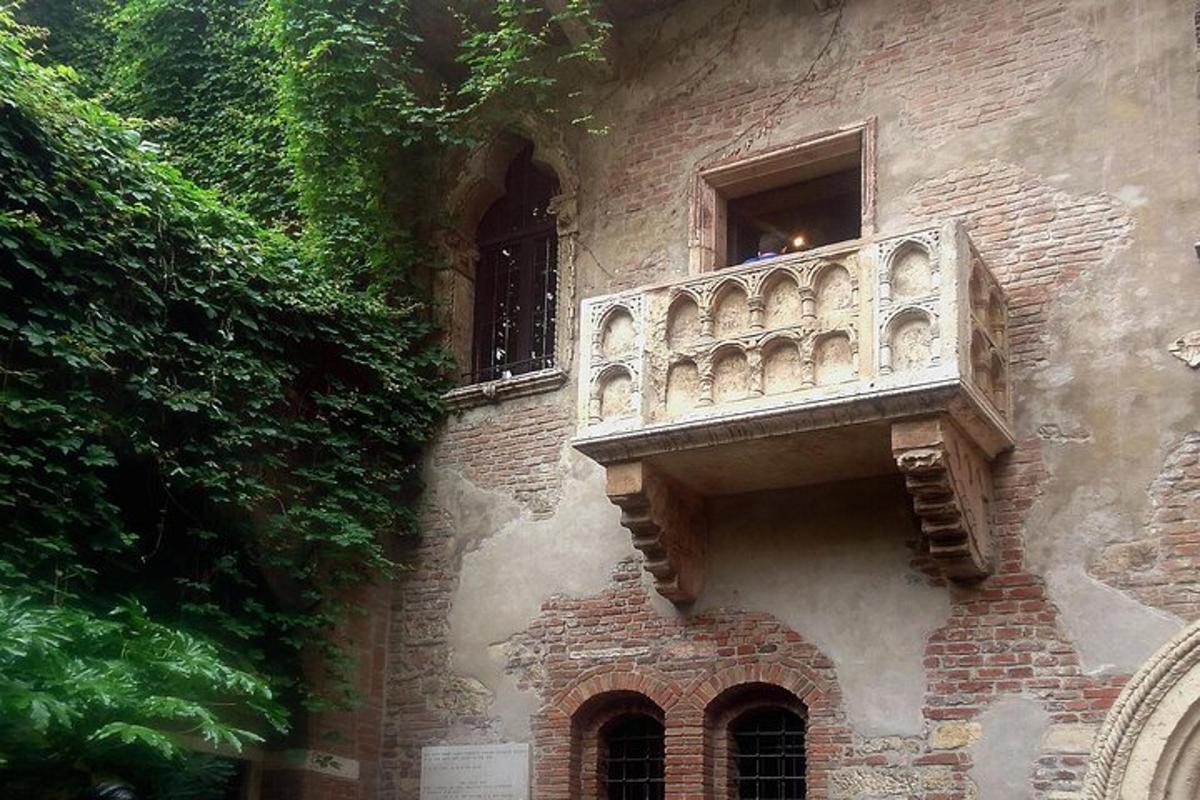 un balcone sul lato di un edificio
