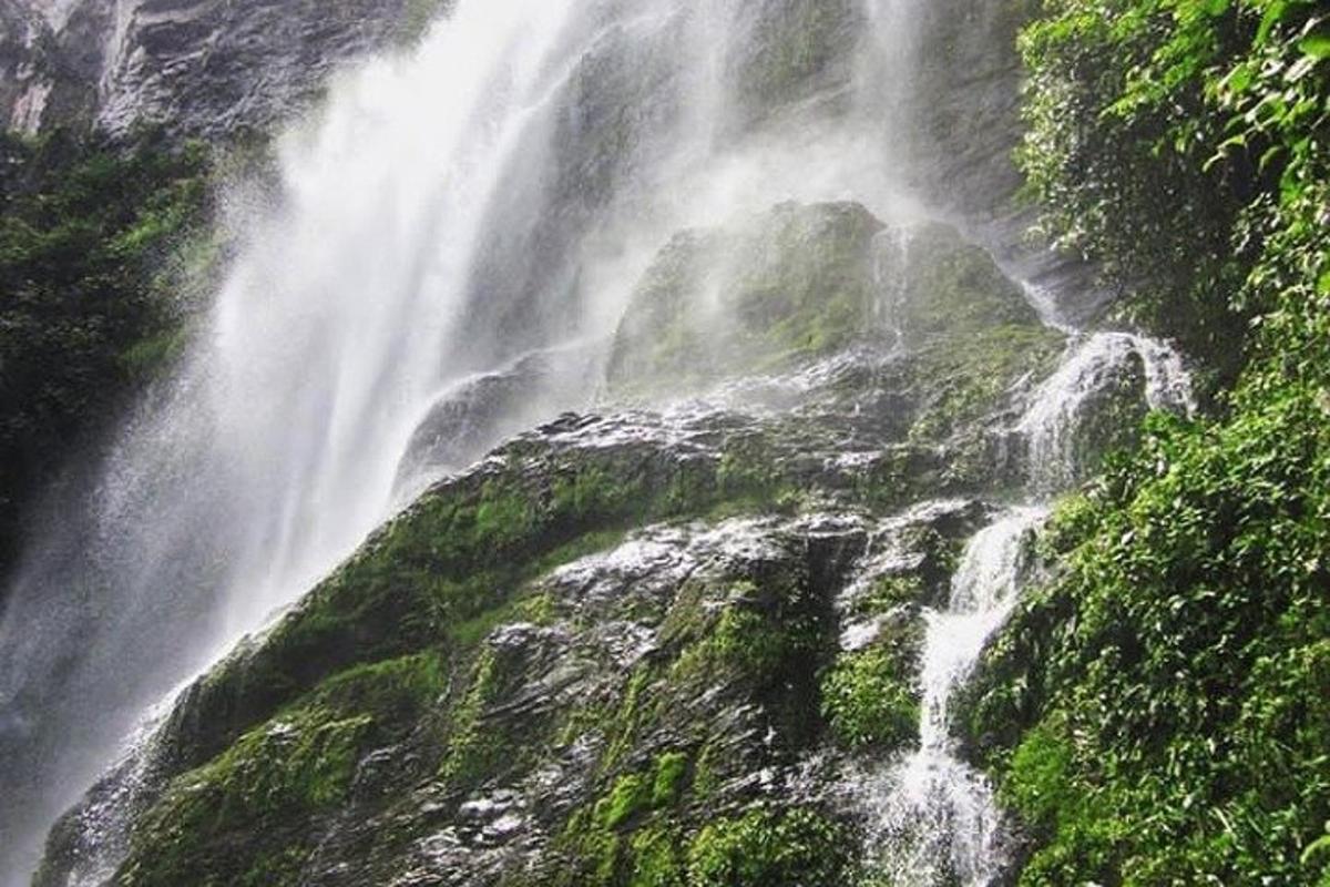 una cascata sul fianco di una montagna