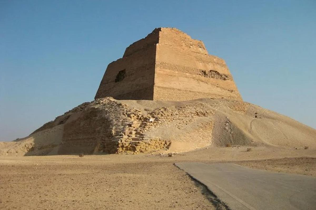 isang pyramid sa gitna ng disyerto na may kalsada