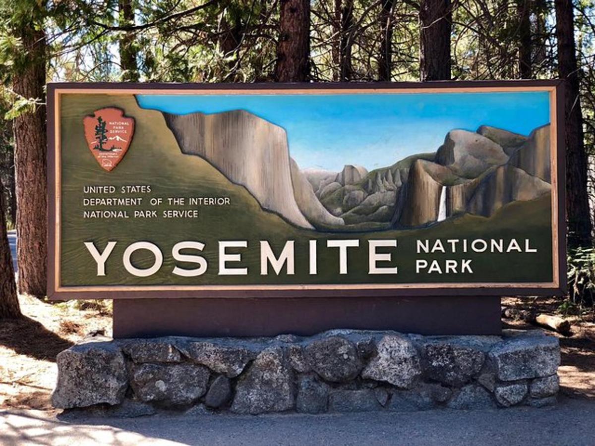 uma placa para o parque nacional de Yosemite