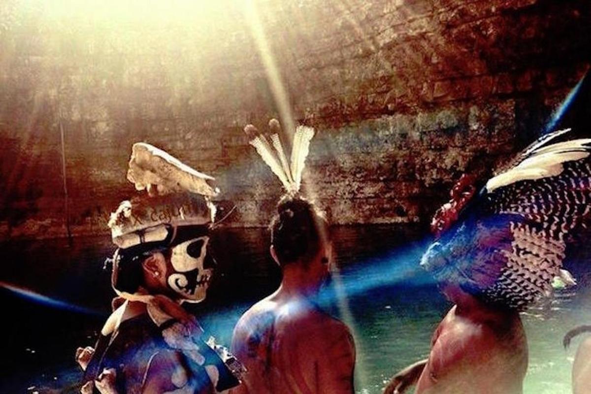 двое мужчин стоят в луже воды