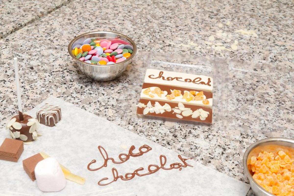 un tavolo con caramelle e un cartello che dice alagiagi