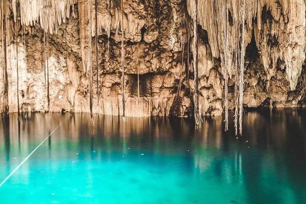 uma caverna cheia de água azul com pingentes de gelo