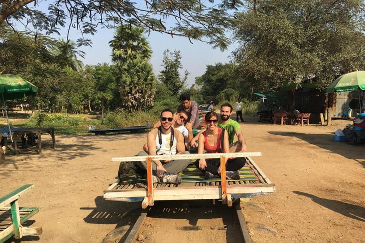 um grupo de pessoas sentadas na traseira de um caminhão