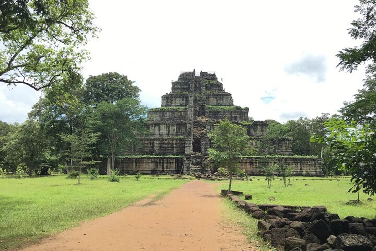 Un gran edificio en un campo con un camino de tierra.