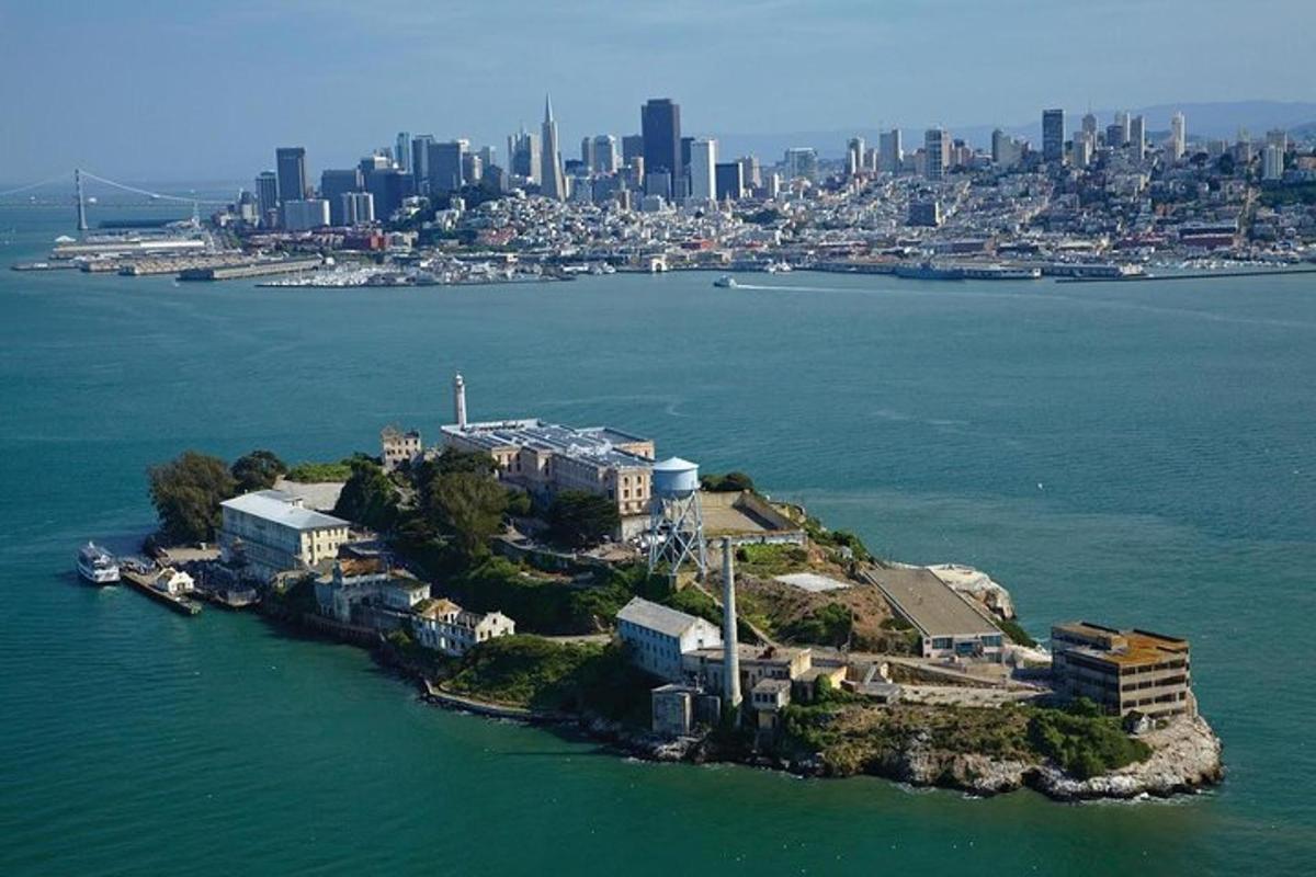 eine Insel im Wasser mit einer Stadt im Hintergrund