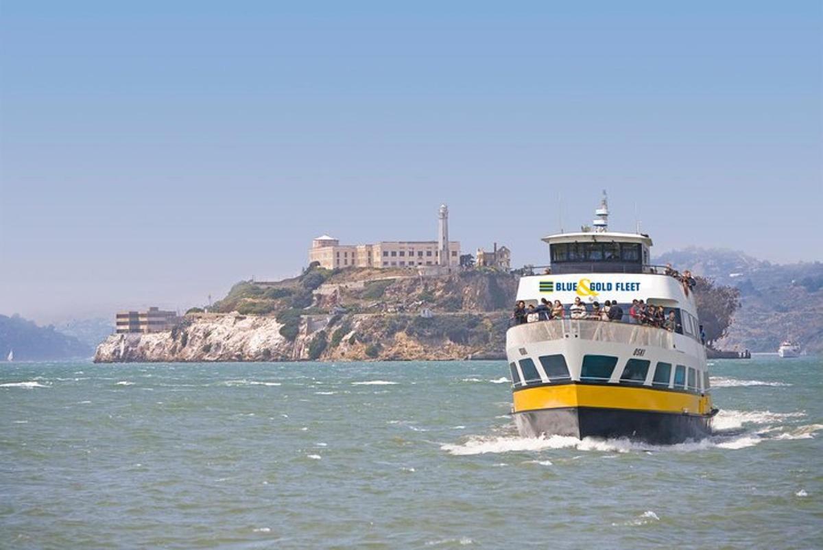 ein Boot im Wasser mit Menschen darauf