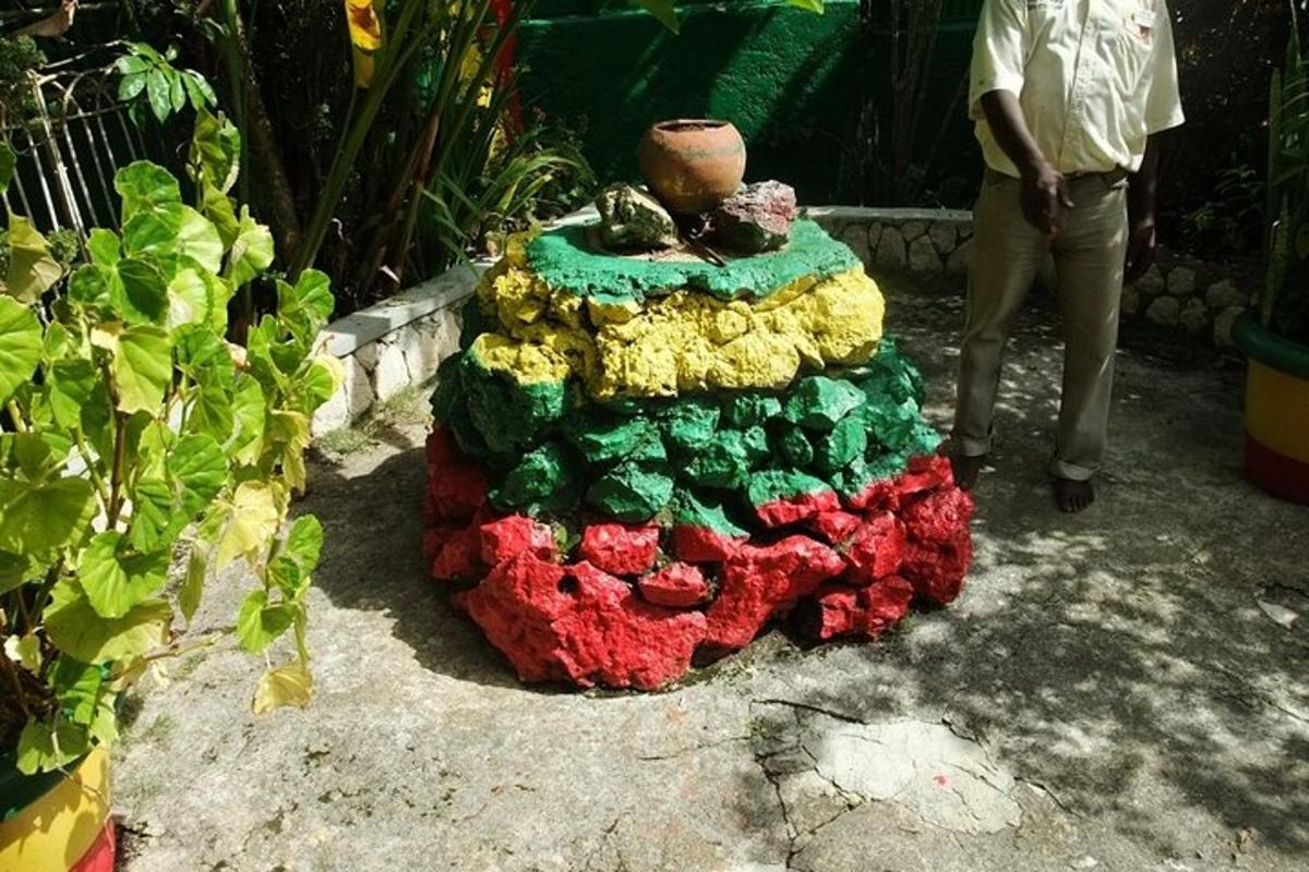 una casa di Lego con un vaso sopra