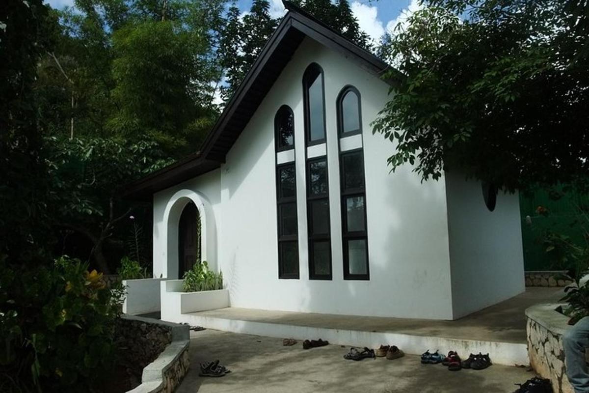 una chiesa bianca con delle scarpe davanti